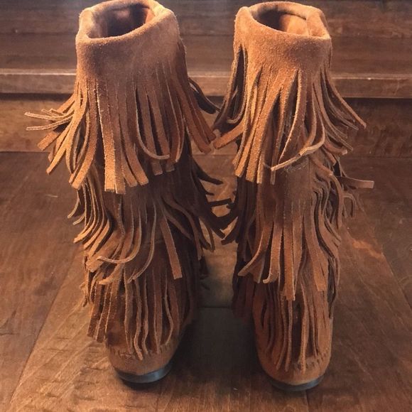 Minnetonka genuine suede fringe boots, size 8! - Picture 4 of 12
